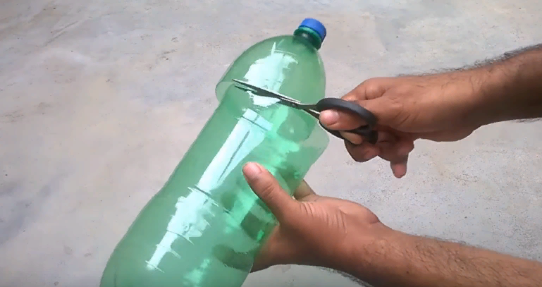 Берём пластиковую бутылку и отрезаем верх