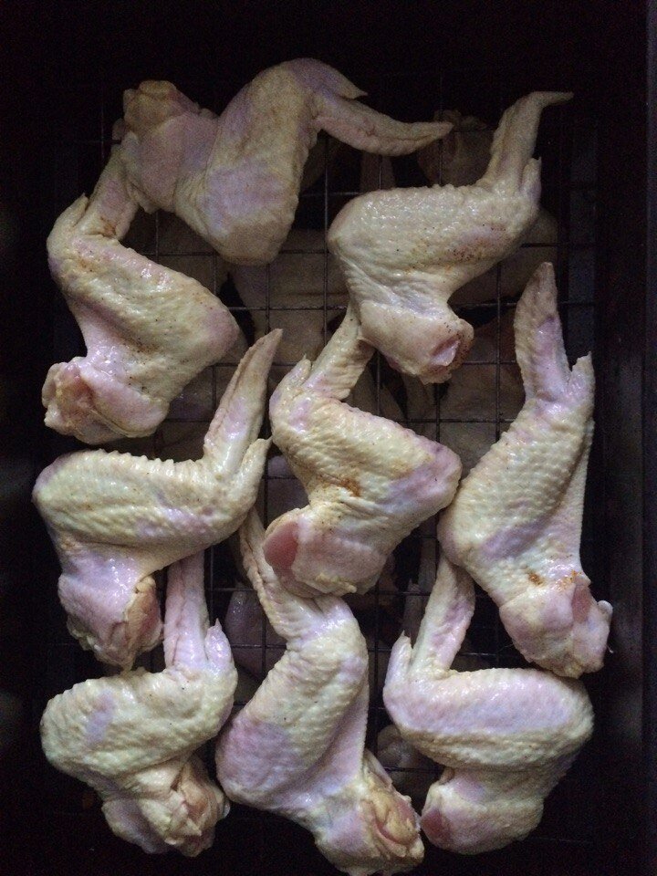 Замаринованные и готовые к копчению крылышки.