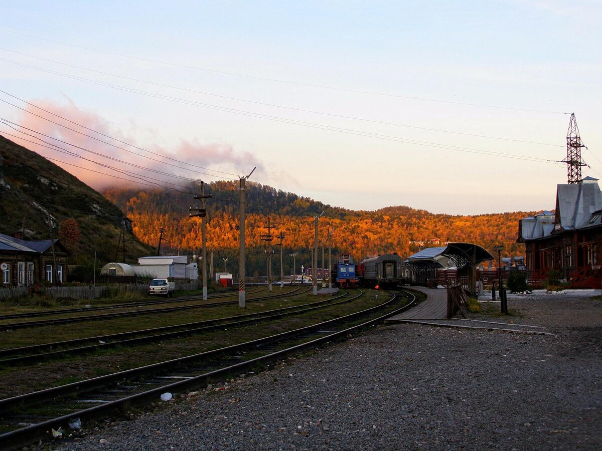 Оказывается Кругобайкальская железная дорога (КБЖД ), строившаяся с 1899 по 1905гг. административно никогда не существовала.  Вместо неё до 1934 года функционировало Управление по строительству Кругобайкальской железной дороги, а сам эксплутационный участок  Байкал — Мысовая Забайкальской железной дороги, протяженностью 260 км с 1934 года входивший в Восточно-Сибирскую дорогу теперь стал обычным тупиковым участком Байкал-Слюдянка.