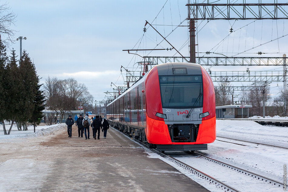 Электропоезд ЭС1-009 «Ласточка» на станции Новгород-на-Волхове.