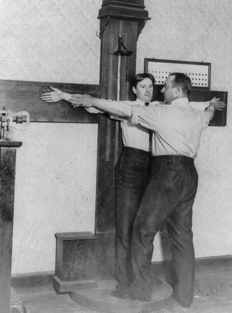 Антропометрические измерения в полицейском участке Нью-Йорка. 1908 год