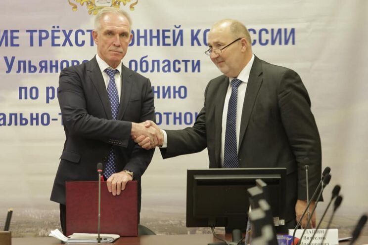 Rolex Oyster GMT-Master II на левой руке губернатора Ульяновской области Сергея Морозова (слева). Фото от 15 ноября 2018 года