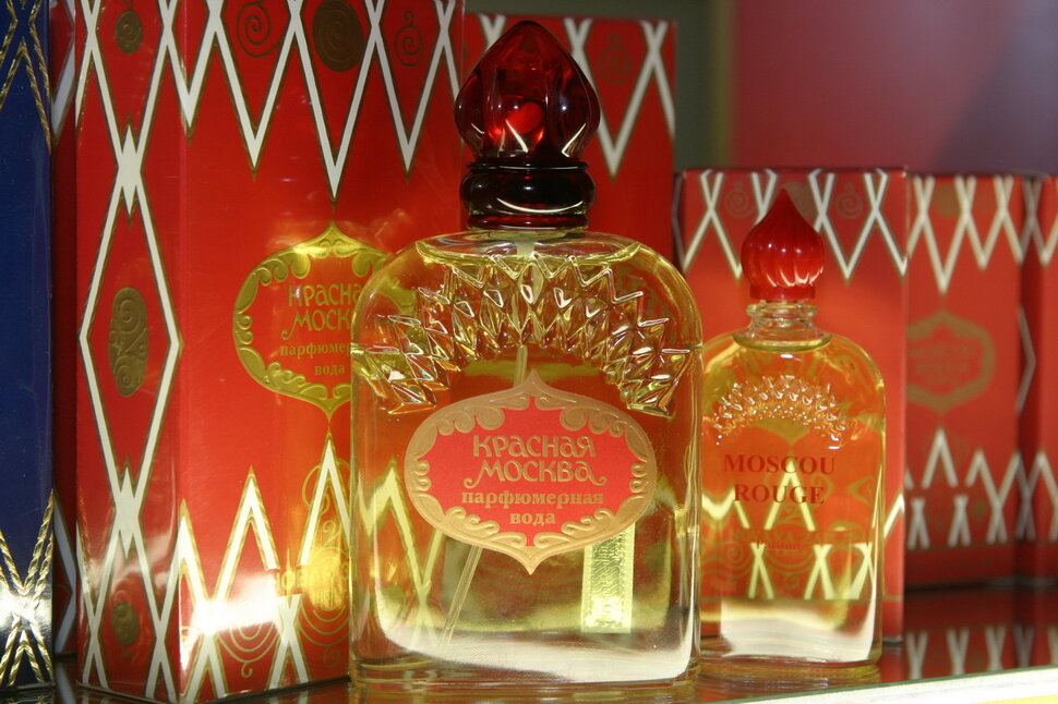 По запаху духов «Красная Москва» можно было безошибочно определить русскую, более того, советскую женщину. Но создателем аромата был француз, и предназначались духи для императрицы.
