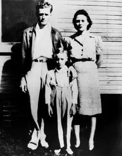 Элвис его мама Глэдис и отец Вернон.