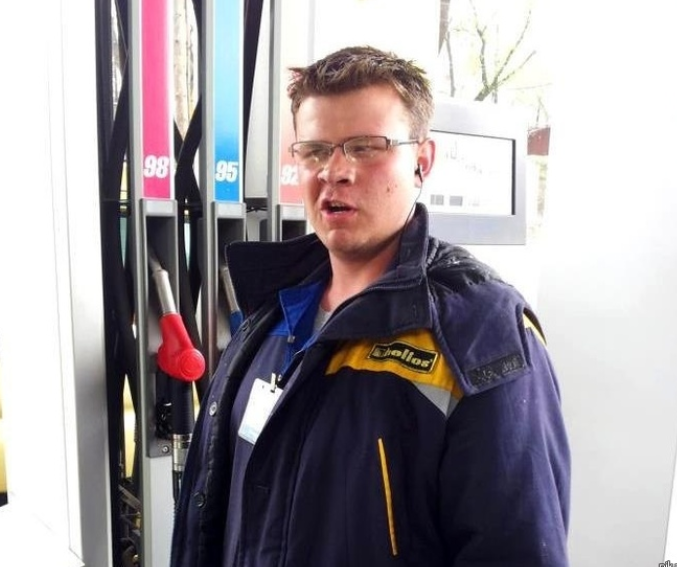 Обычный работник автозаправки