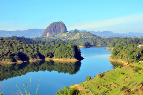 Скала стоит между деревнями Гуатапе и Эль-Пеньоль, на вершине которой находится популярный туристский центр 