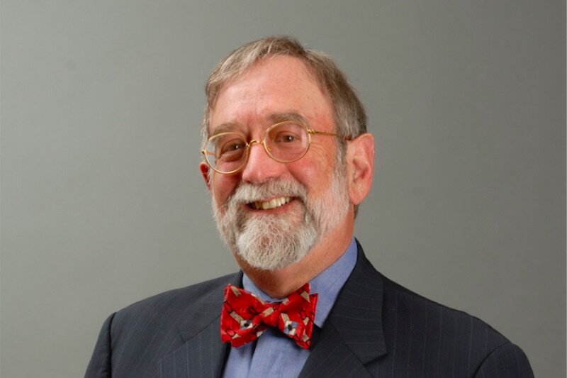 Профессор Эрик Клеменс из Уортонской школы бизнеса университета Пенсильвании утверждает обратное. Если под шаблонным мышлением понимать умение отсекать ненужные детали, видеть главные аспекты новой проблемы, то опыт позволяет резко усилить качество анализа и принимаемых решений. На примерах из своей обширной практики, от работы с минобороны США по оценке эффективности соцсетей для свержения ненужных Америке режимов до консультирования инвесткомпании Merryl Lynch по вопросам влияния технологий на рынок облигаций, известный экономист показывает возможности применения "шаблонного" мышления для бизнеса и демонстрирует угрозы, которое создаёт западным ценностям отказ от него.