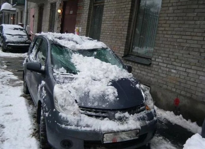 На машину с крыши дома упал снег - что делать?
