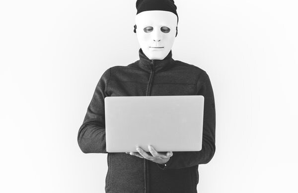 Программа CookieMiner крадет данные пользователей бирж и подгружает скрытый майнер криптовалют.  
 
 Источник: unsplash.com
 