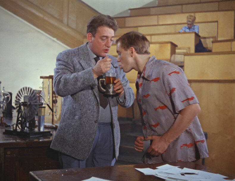 Приключения шурика студент. Приключения шурика наваждение. Какую студенческую примету нарушают шурик. Операция ы студент. Приключения шурика экзамен кадры.