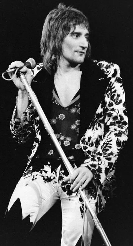 С  1966 года Род вместе с Рони Вудом вошел в The Faces, а также пел  сольно, выпустив в 1969 году свой первый сборник An Old Raincoat Won't  Ever Let You Down. Выступал в Англии и в ходе гастрольных туров,  обогащая репертуар и совершенствуя вокальное искусство. 