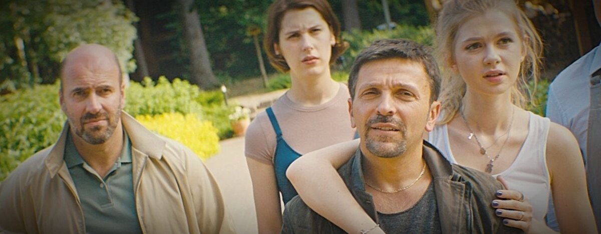Самый весёлый фильм, комедия «Громкая связь» от квартета «И» ,3-ри семейные пары и 1-н холостяк встречаются в загородном доме ,и решают сыграть в простую игру, условия такие все сообщения что приходят на мобильник , нужно прочитать в слух ,а если вдруг раздаётся телефонный звонок, то нужно отвечать по громкой связи. Режиссёрское кресло занял Алексей Нужный ставший известный благодаря сериалу «Ольга»и комедии о боди позитиве, «Я худею» которое собрала в российском прокате 634 миллиона рублей ,женские роли в картине исполнили Ирина Горбачёва, Мария Миронова и Анастасия Уколова. 