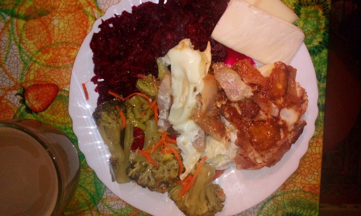 Глазунья из 5 яиц с салом, сыр, маринованная свекла, маринованная брокколи с морковкой.
