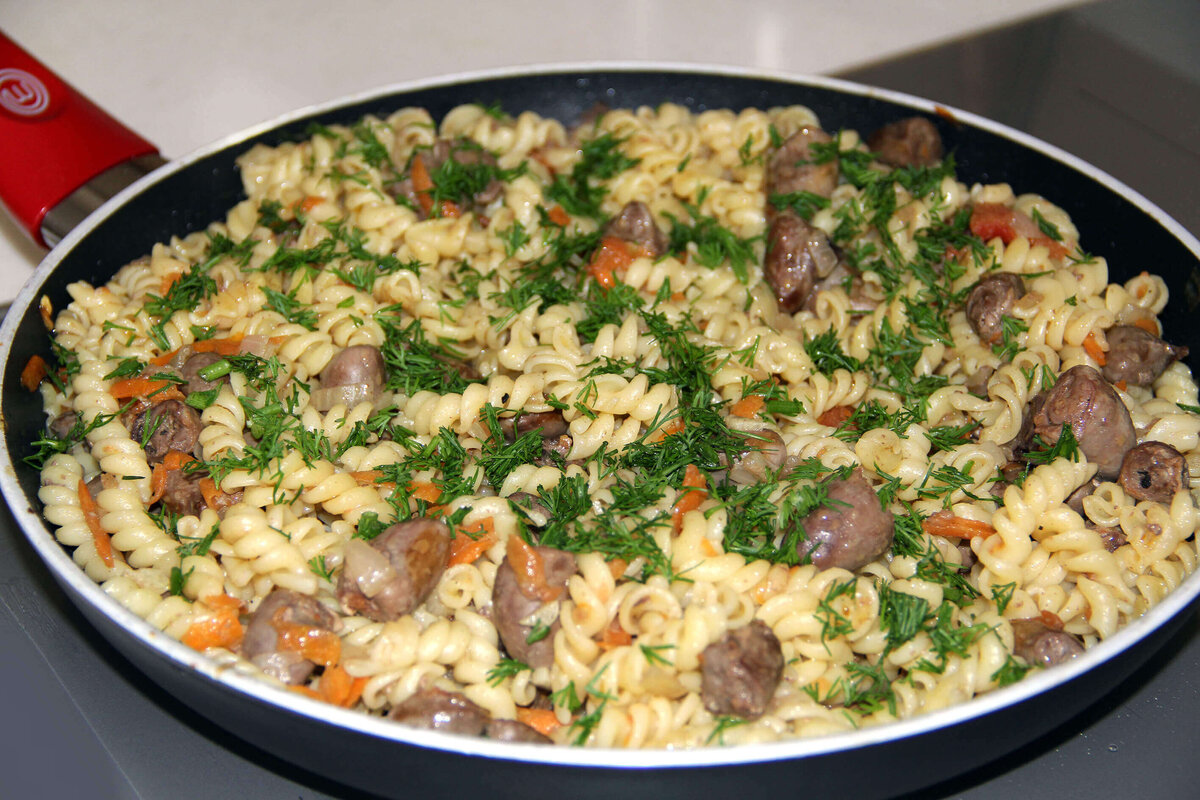 Блюда с куриными сердечками в мультиварке. Куриные сердечки с луком и морковью. Куриные сердечки сгустки крови. Куриные сердечки в мультиварке. Блюда в мультиварке сердечки.