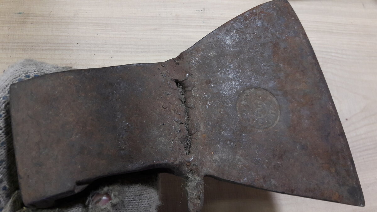                                            Вот такая интересная трещина была на нем.