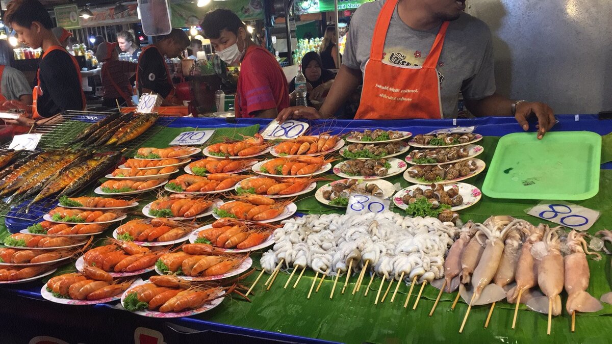 Проголосовать в паттайе. Ночной рынок Паттайя Джомтьен 2022. Тайланд улица Джомтьен. Рынок Джомтьен. Ночной рынок на Джомтьене в Паттайе.
