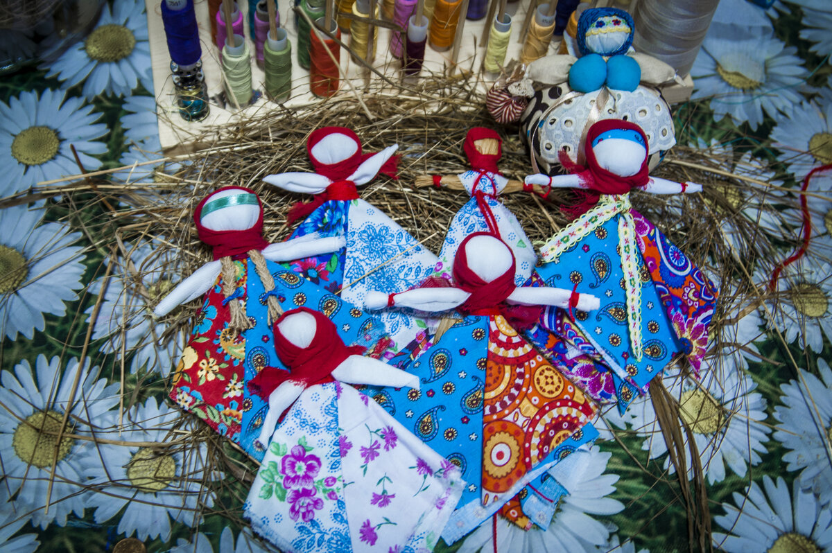 Тряпичная кукла современная. Кукла скрутка мастер класс. Куколка из тряпочек. Кукла скрутка. Кукла из ткани скрутка.