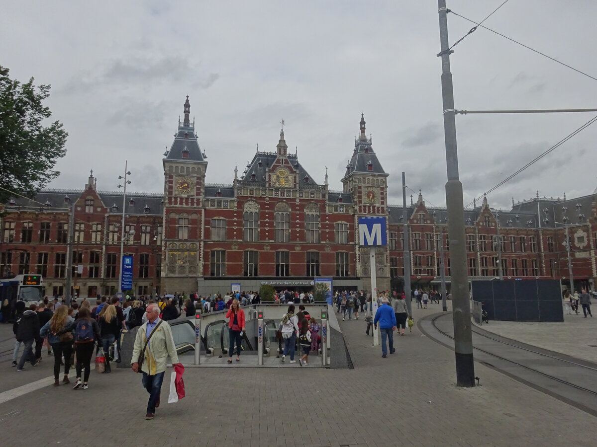 Вокзал в Амстердаме. Фото Александры Кудрявцевой