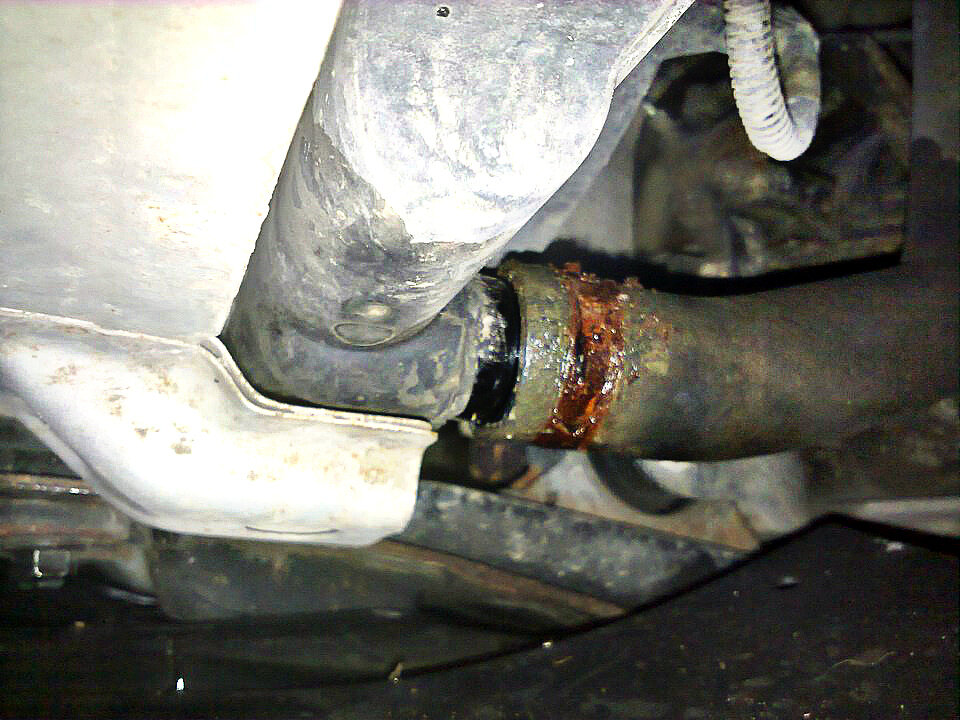 Фото не от этой машины, но с аналогичной проблемой. течь антифриза из за хомута