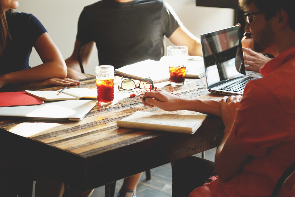 Фото взято отсюда - https://pixabay.com/photos/startup-meeting-brainstorming-594091/