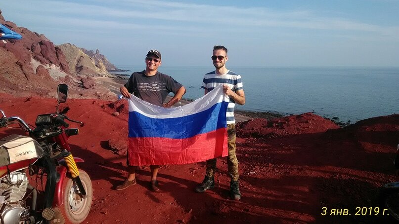 Красный пляж на острове Ормуз. Антон и словак Дэвид, который тоже изучал страну. Цвет почвы такой благодаря красной охре.