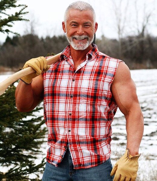 Пожилой мужчина ведет активный образ жизни