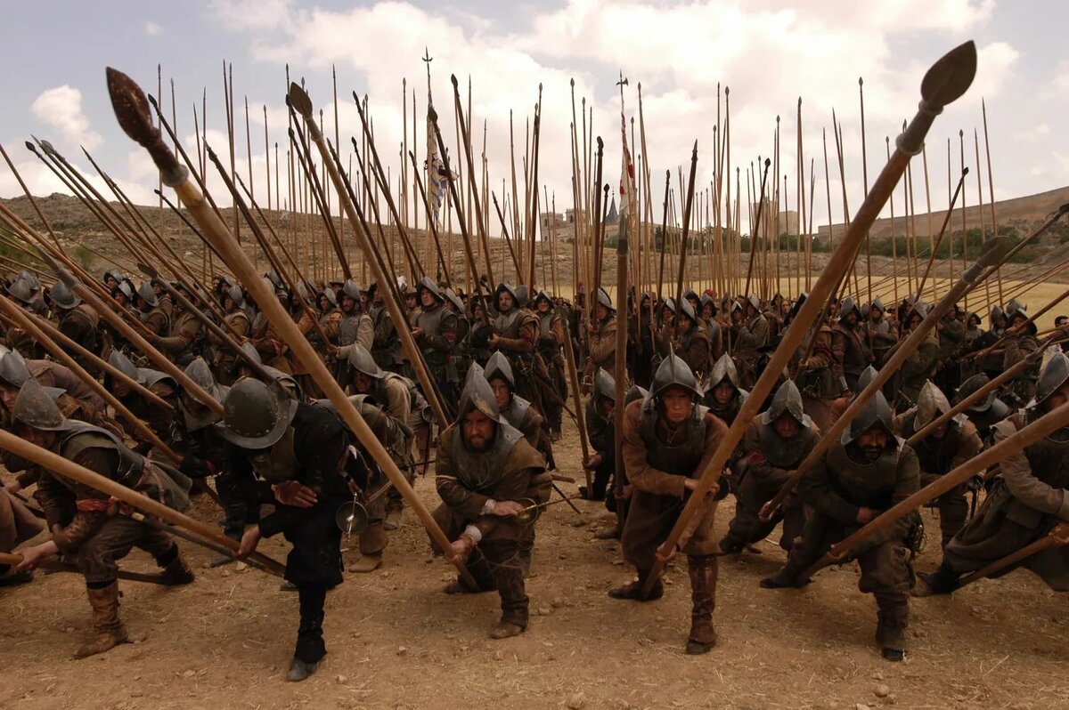 Строй солдат, вооруженный пиками. Устрашает правда?