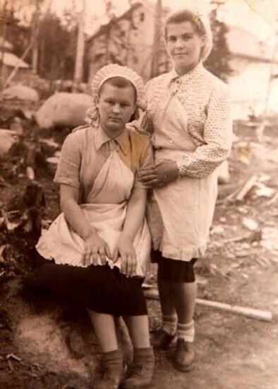 Ольга Анисимовна с подругой в период работы официанткой в поселке Тайгиницы. Снимок сделан между 1955 и 1957 гг. Фото из личного архива Ольги Анисимовны Кособуцкой