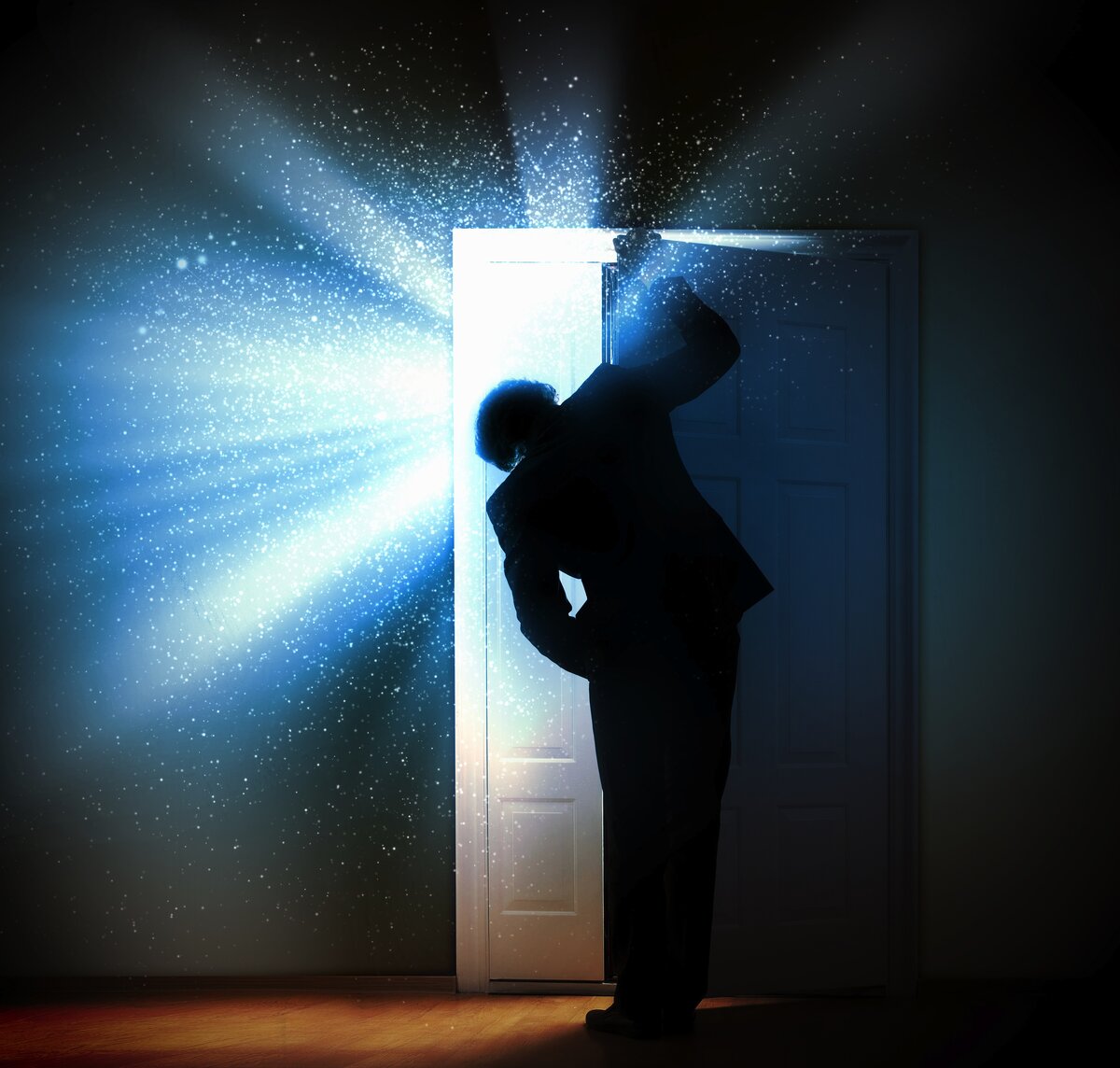 Новое неизвестное. Человек заглядывает в дверь. Открытая дверь. Открытая дверь свет. Дверь в темноте.