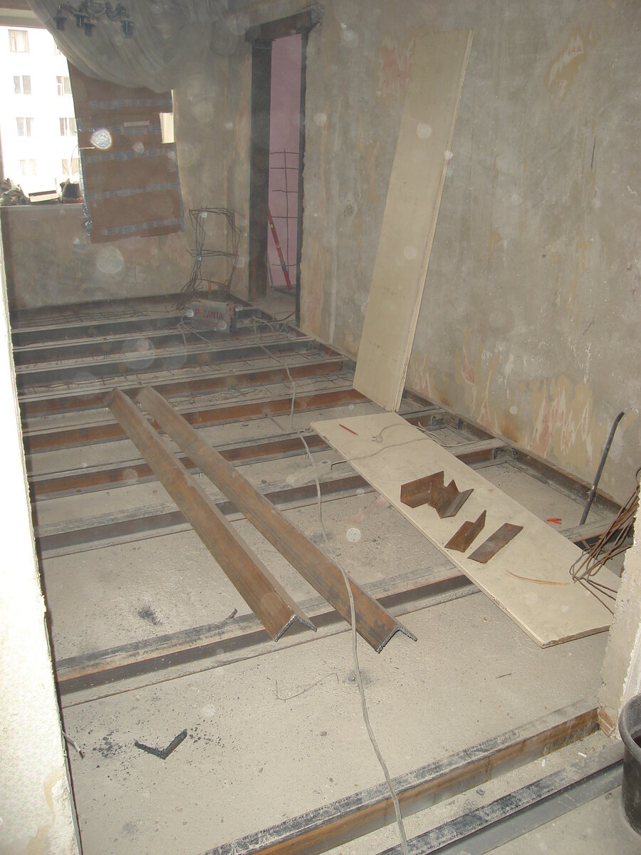 Вон он, тот самый злополучный проём, справа в конце комнаты.