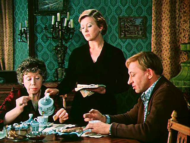 В общем у парня тут целый воз проблем, и вроде хочется ему душевного тепла, и жить с женщиной. Просто создавая свой мир. Но в него все время идет вторжение и манипуляции.   Кстати частенько такие вот милые женщины, СОВЕРШЕННО ИЗ ЛУЧШИХ ПОБУЖДЕНИЙ, делают привязки сыну, или брату накидывают всякие мороки, чтоб внушать ему, что он должен , должен, должен, принести сестре это, маме то, сделать для них всех что-либо. Да и вообще зачем нам в семью лишние бабы, все бабы высекаются и выжигаются. Так как на них могут быть траты, на их семью.  Даже если он ушел с кем-то жить, то эта милая сестра будет ему звонить и писать, как ей скучно без него, и что пива некому ей принести, она то его и не пьет, но вот тут прям ну очень захотелось....
Потому что пива то ему можно попить, так как могут и над вином делать внушение, тут особо и не надо ритуалов. А великая сила намерения на бухло да при кровном родстве, все сработает на ура. Но можно и зафеячить немного, если что, то можно напроситься в гости к любимому брату и сделать подклад, это может быть негативно заряженный предмет. Который будет воздействовать на пару и фонить на них, как говорится внедряя программу рассорок, пара начинает ругаться , драться. Причем еще вчера была тишь гладь да благодать. Все было мирно.