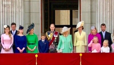 Кейт и Уильям взяли с собой на балкон Букингемского дворца всех троих детей