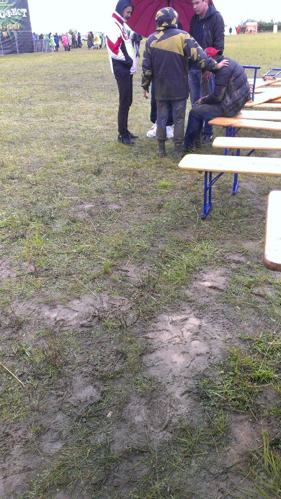 Чувак сломал ногу. Друзья дотащили его до лавочки у фудкорта и вызвали скорую.