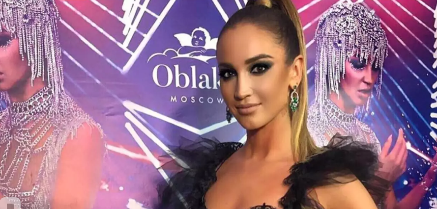 Подписчики Бузовой узнали, что даже на отдыхе у нее плотный график. По словам певицы, день расписан буквально по минутам. Звезда рассказала в сторис о погружении в криосауну, чистке крови специальным препаратом, процедурах массажа, малокалорийном питании и многом другом. Сразу двух постов Бузова удостоила скандинавскую ходьбу в сосновом лесу, отмечает«Пятый канал». В подписи к одному из снимков она написала, что ходить полезнее, чем бегать.
«При ходьбе с палками, нагрузка в равной степени распределяется между ногами, руками, спиной и плечами. Скандинавская ходьба с палками укрепляет весь организм», – отметила теледива.