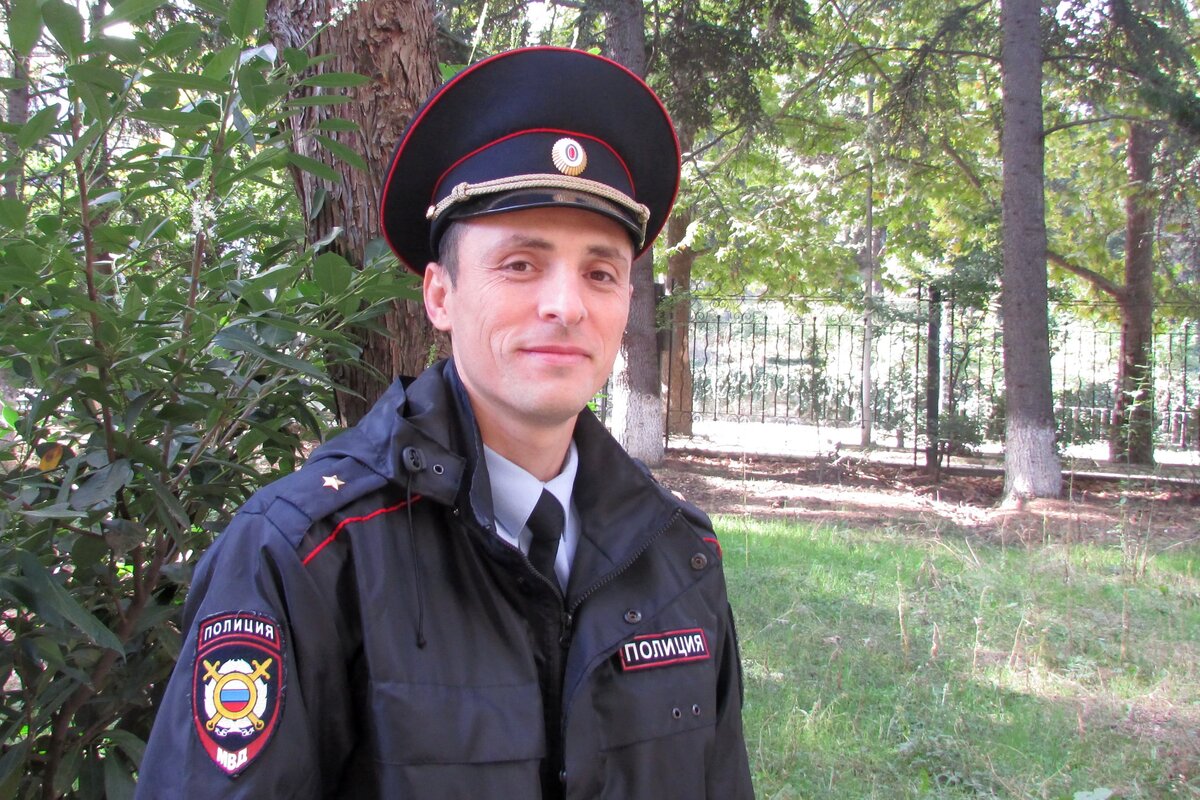 Как правило бандиты общаются с участковыми или следаками но не выше.