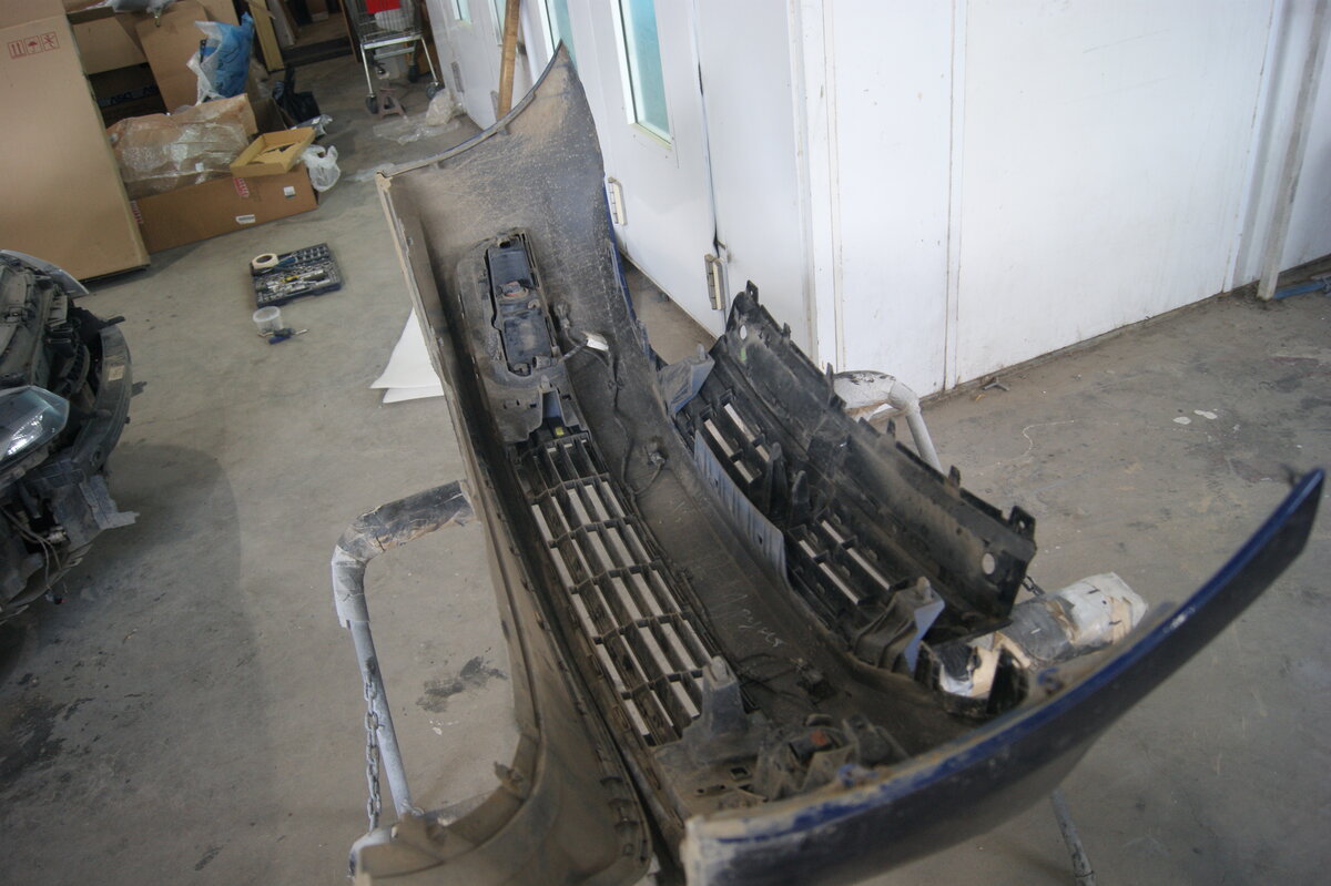 В Фольксваген Поло седан передние противотуманные фары находятся в нижней части бампера. В большинстве своих случаев их демонтаж требует снятия переднего бампера автомобиля.-2