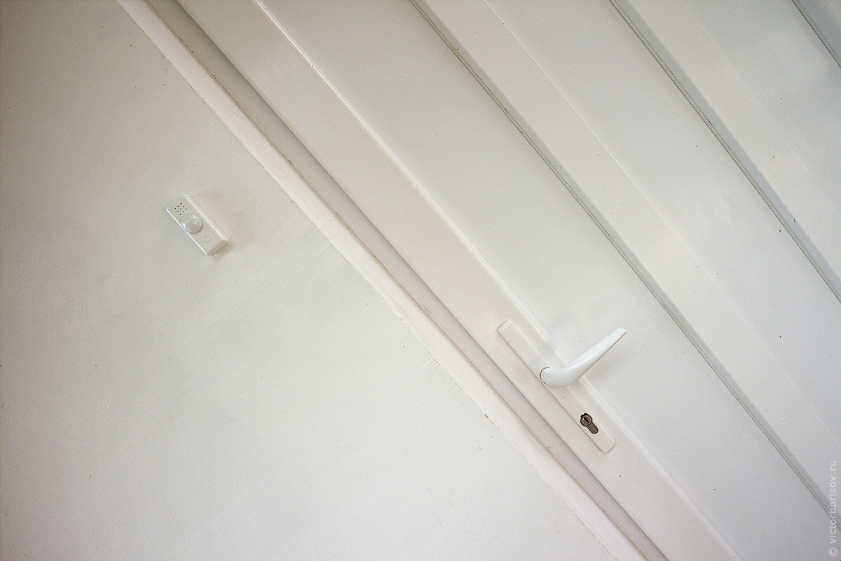 Это PIR датчик движения расположенный на улице рядом со входной дверью. С помощью этого датчика я в основном собираю статистические данные о температуре воздуха на улице.