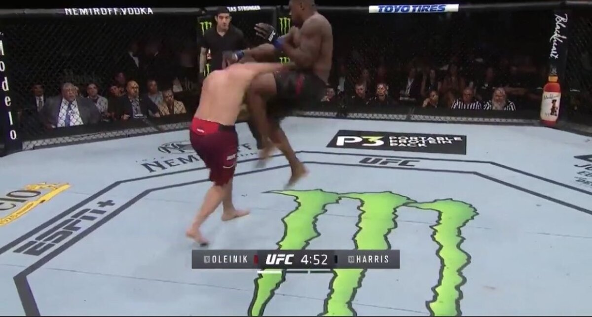 Харрис пробивает Олейнику.