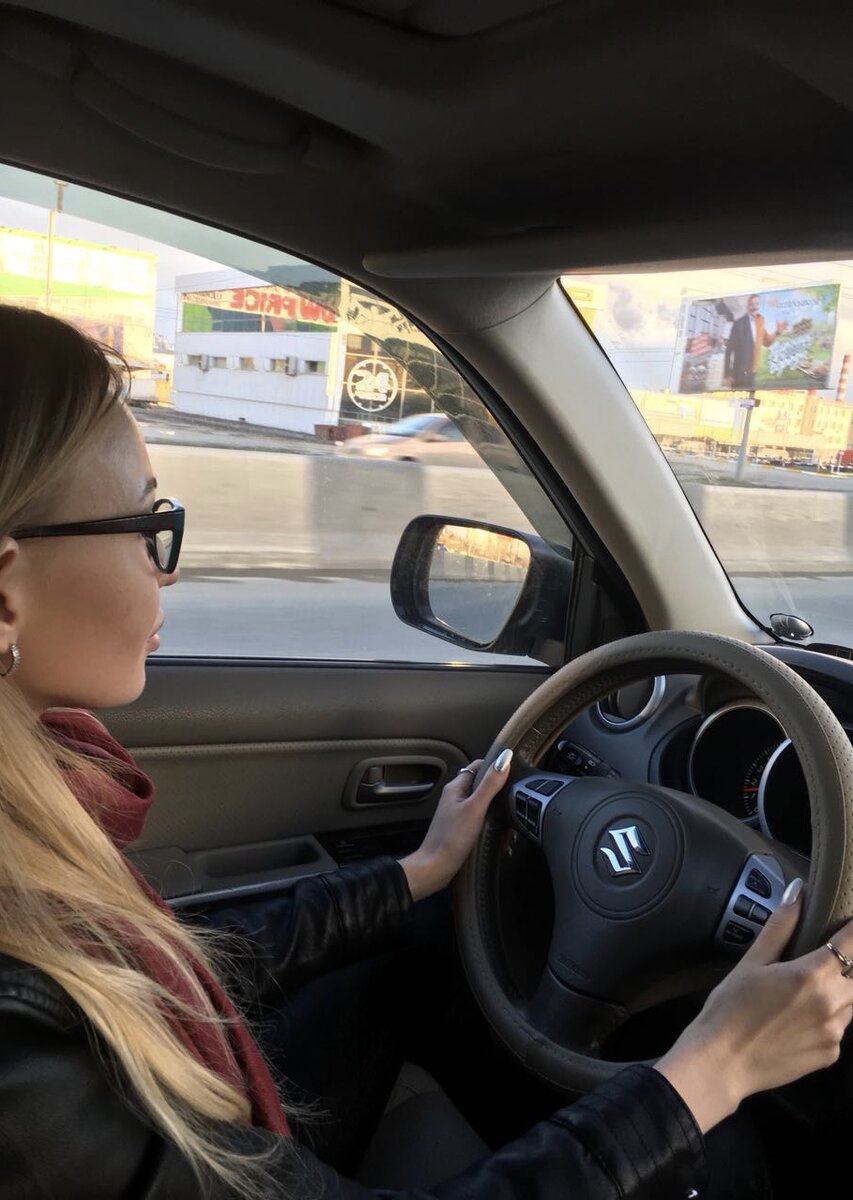 А это я сосредоточенно еду по городу 