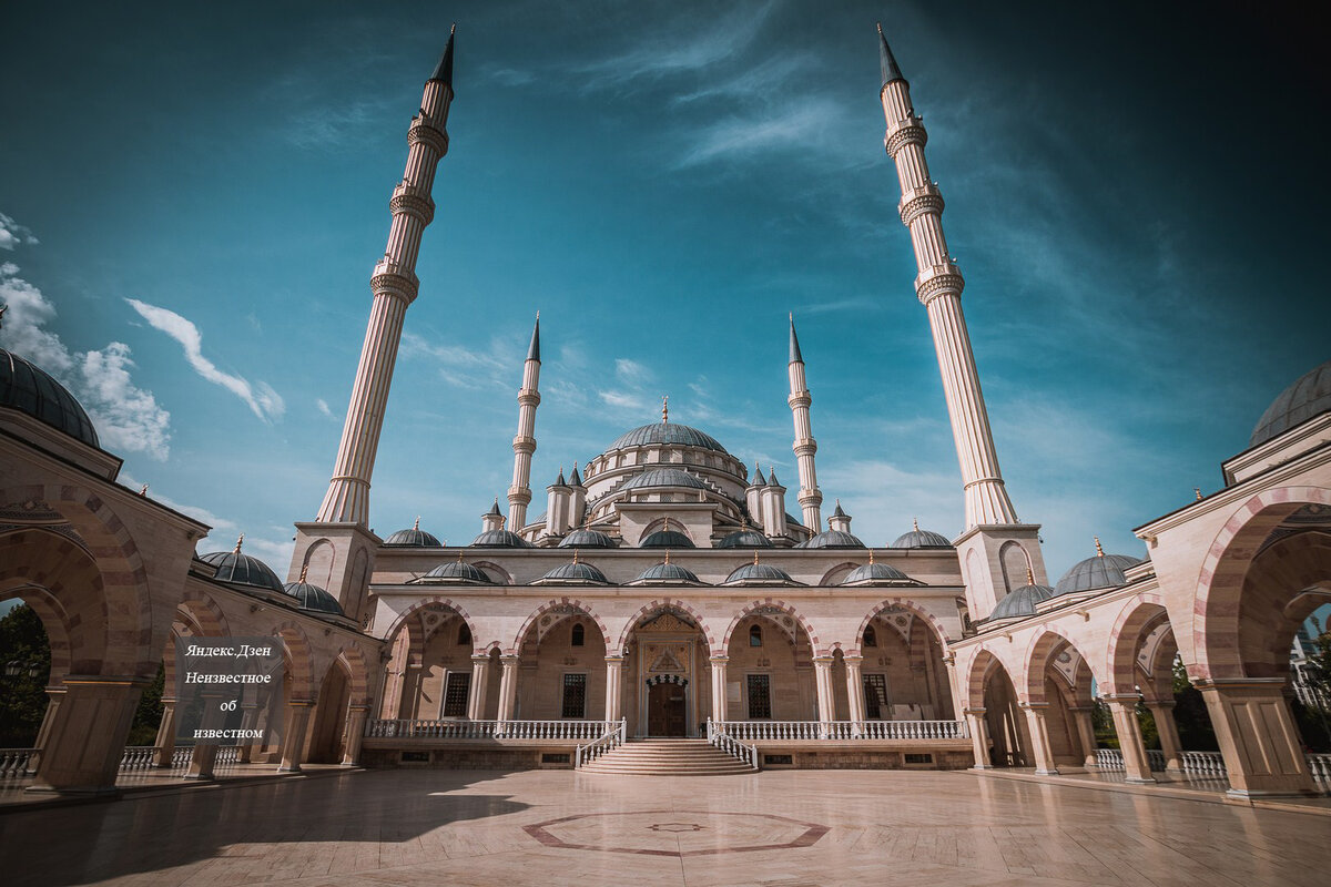 В Чечне много шикарных мечетей, есть даже 