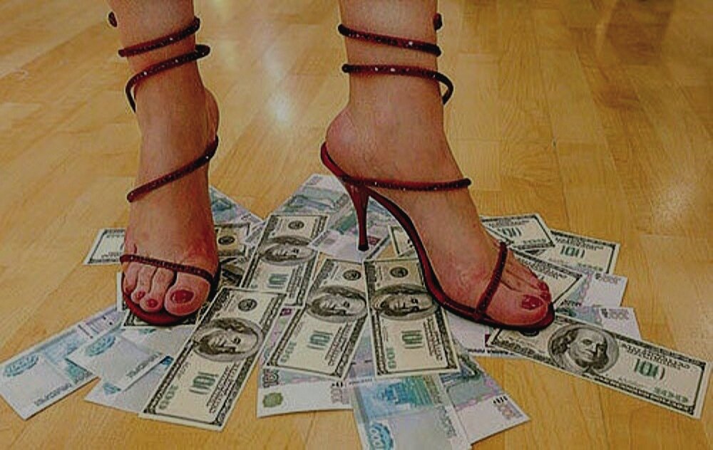 Одно из условий наличия денег: деньги надо уважать. Если попирать их ногами - уйдут, как пить дать, уйдут)