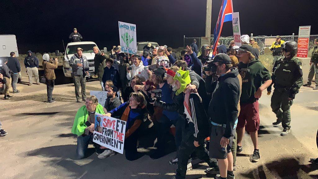 Участники "штурма" фотографируются у ворот Зоны 51