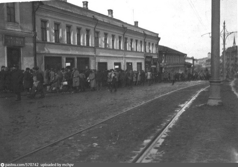 Очередь на биржу труда на Каланчёвской улице, 1927.