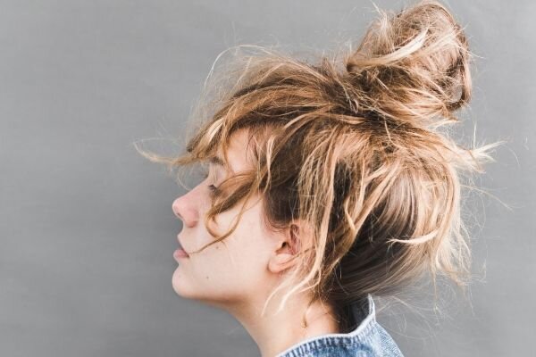 Омбре, шатуш и балаяж — это прекрасно, но только при условии, что твой парикмахер знает технологию и использует щадящие краски, а ты регулярно ухаживаешь за волосами.