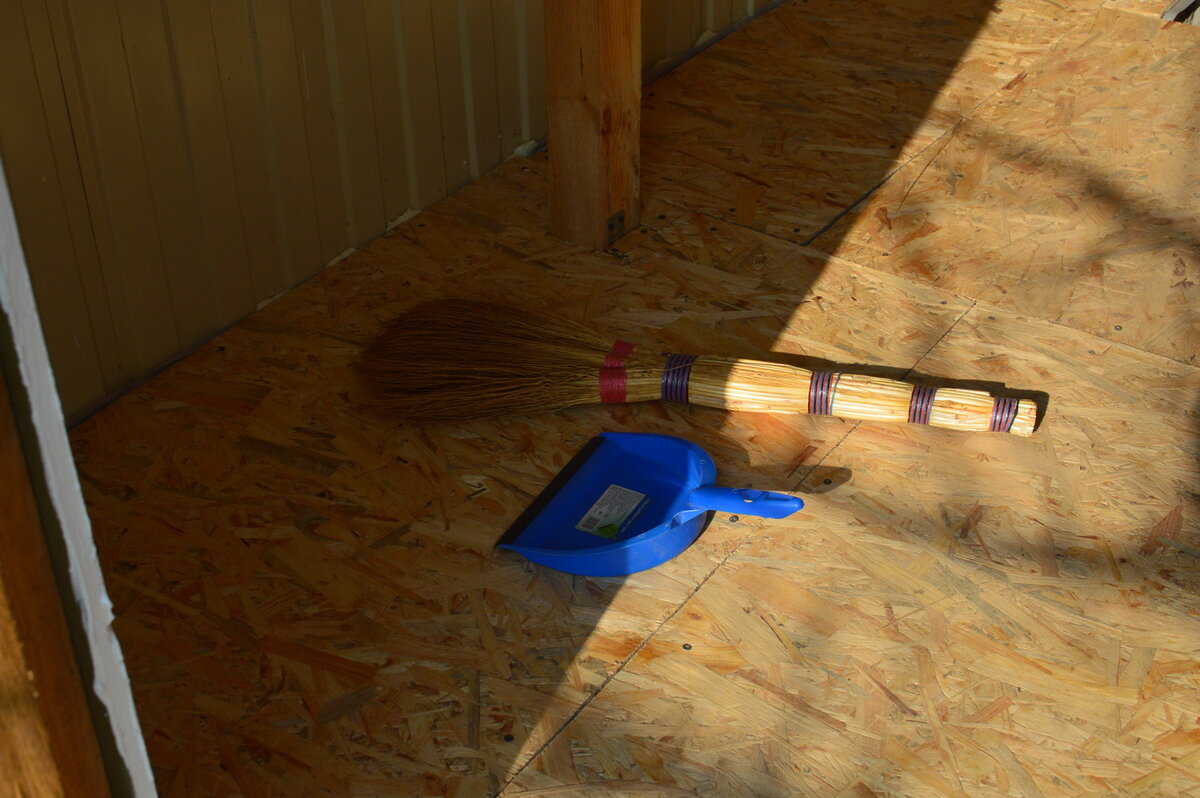 Площадь под поклейку нужно очистить