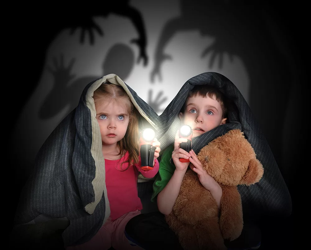 Книга страшилки для детей. Ребенок читает страшную книгу. "детские страхи". Истории про ужасных детей. Истории про ужасных детей.