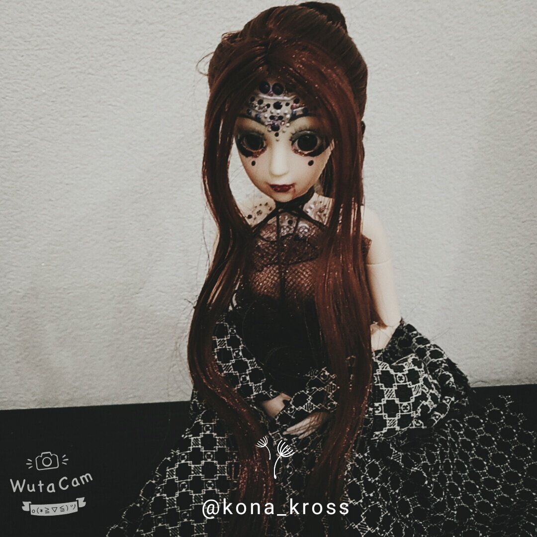 Сидит, благодаря шарнирам, стойко перенося все невзгоды.