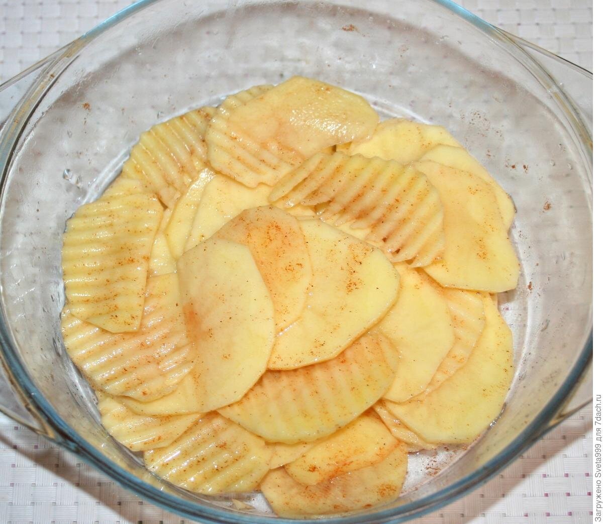 Картофель очистить, нарезать тонкими кружочками. Чем тоньше кружочки, тем быстрее приготовятся чипсы. Я нарезала обычным ножом и рифленым. Картофельные кружочки залить водой и оставить на 10-15 минут, чтобы вышел крахмал. Затем выложить в дуршлаг и подождать, пока полностью стечет вода.
 
 
 Шаг 1
 
 Добавить соль, специи по вкусу и перемешать. Я готовила чипсы и с молотой паприкой, и остренькие с перцем.
 
 
 Шаг 2
 