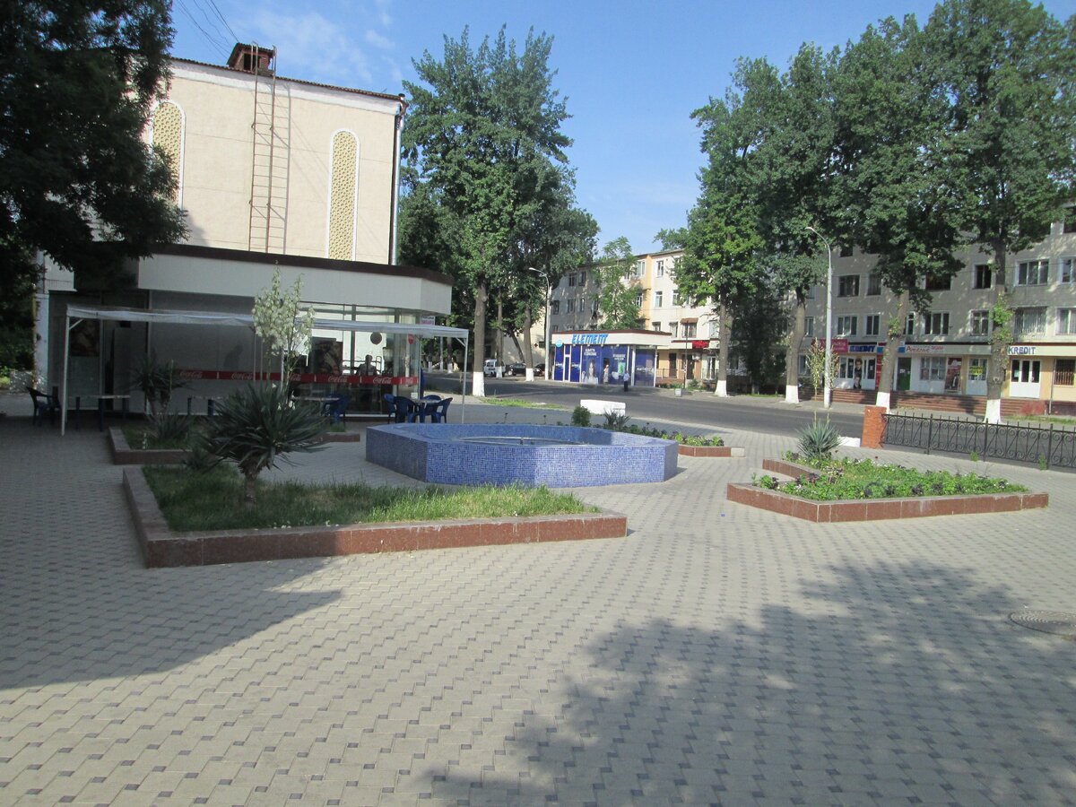 Стояла забегаловка.