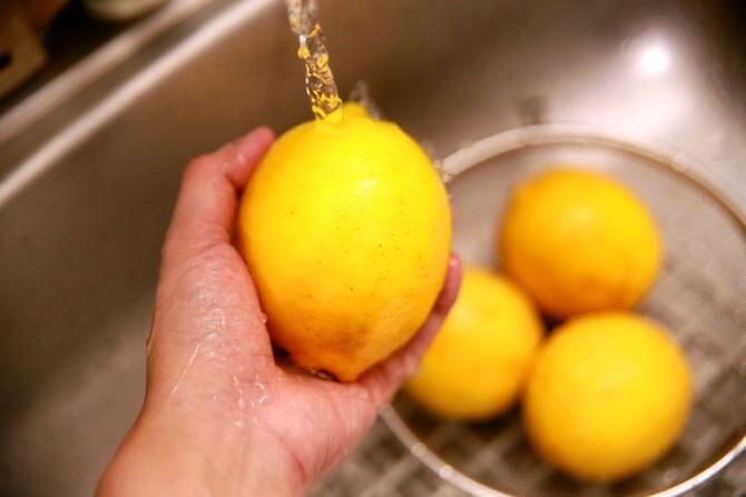 Зачем я мою лимоны с содой в горячей воде?